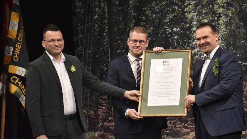 Předání certifikátu. Foto: město Žatec