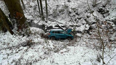 OBRAZEM: Řidiče v &Uacute;steck&eacute;m kraji potr&aacute;pil sn&iacute;h, hasiči vyj&iacute;žděli ke čtrn&aacute;cti nehod&aacute;m