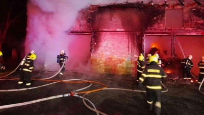 FOTO: V Lipenci na Žatecku shořela v noci stodola