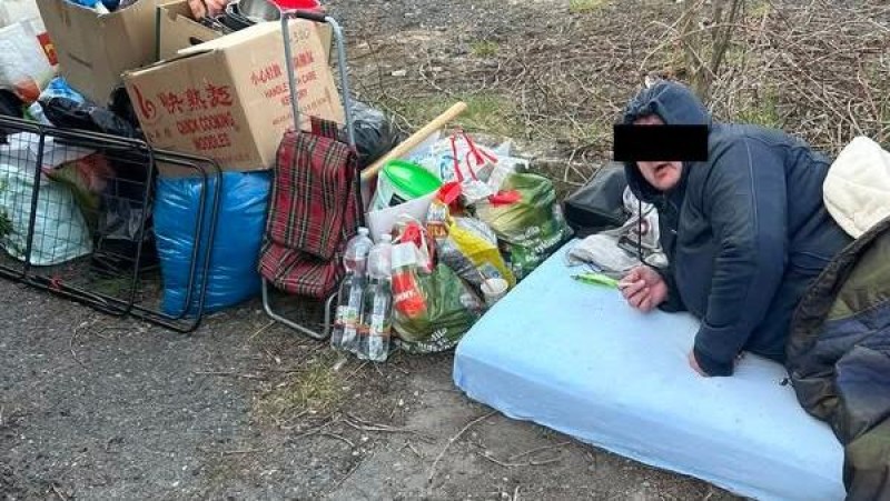 Žena je už několik dní na ulici i se svými věcmi. Foto: Filip Gloser