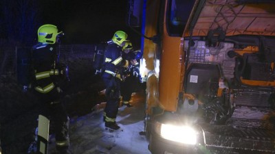 Požár zachvátil v noci nákladní auto na dálnici u průmyslové zóny Triangle