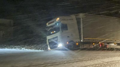 AKTUÁLNĚ: Sněhová bouře prošla krajem! Havárie kamionu na Mostecku, hromadná nehoda u Teplic