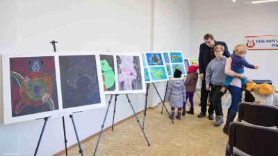 FOTO: V Podbořanech vystavují mladí umělci své výtvarné práce. Putovní výstava zkrášlí Domov pro seniory