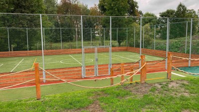 FOTO: Fotbal, florbal, nohejbal nebo tenis. V Novém Sedle mají děti nové multifunkční hřiště