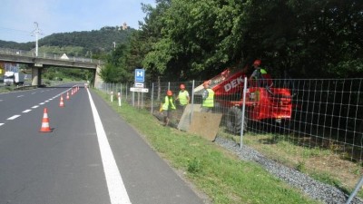 AKTUÁLNĚ: Okolo "třináctky" se staví plot. Řidiči díky tomu budou moci jezdit stodesítkou