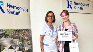 Radvana Bulejová, která se po maturitě chystá na studium medicíny, byla druhou absolventkou programu Den s vrchní sestrou. Foto: Nemocnice Kadaň