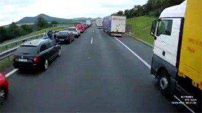 Video: Hasiči zveřejnili záběry z příjezdu k nehodě na D8, duchapřítomní řidiči vytvořili záchranářskou uličku