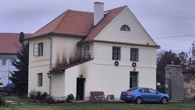 Na zámku Poláky zasahovali hasiči, správní budovu poškodil požár