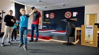 OBRAZEM: V Podbořanech se otevřela šipkařská škola. Proběhla i autogramiáda nejlepších hráčů Česka