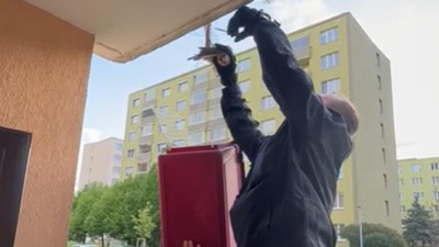 Z&aacute;chrana v Jabloňov&eacute;: Str&aacute;žn&iacute;ci pomohli po&scaron;tolce uvězněn&eacute; v ochrann&eacute; s&iacute;ti
