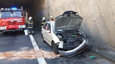 O víkendu řešili policisté v kraji 85 nehod. Nejvíce řidiči bourali na Lounsku