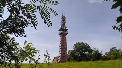 TIP NA VÝLET: Z rozhledny Radejčín, známé i jako Dubice, je vidět Říp i hrad Kamík