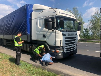 FOTO: Policisté kontrolovali nákladní auta a autobusy. Jaký byl nejčastější prohřešek?