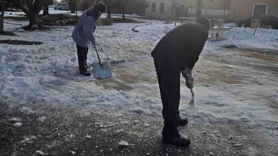 Žatec pod sněhem: S &uacute;klidem ulic pom&aacute;haj&iacute; vězni z Nov&eacute;ho Sedla, město jejich pomoc oceňuje