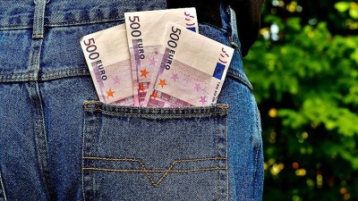 Z muže padaly na ulici eura a dolary. Nepoctivci stihli peníze utratit