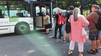 FOTO: O očkovací autobus na lounském výstavišti byl zájem, pro vakcínu si přišly desítky lidí