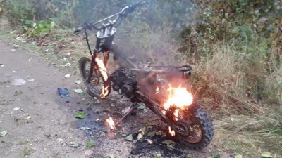 OBRAZEM: Na cestě u Dobroměřic vzplála motorka, požár zaměstnal dvě jednotky hasičů