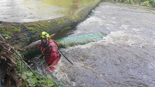 Úterní zásah hasičů na řece Ohři u Starého Sedla. Převráceným vodákům se zapříčila loď pod spadlým stromem. Foto zdroj: HZS Karlovarského kraje