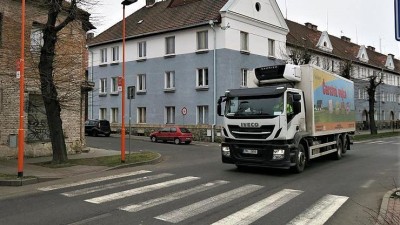 V Lounech zvyšují bezpečnost chodců na průtahu městem Oranžová dvojčata