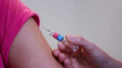 Očkování proti covid-19 funguje, dva týdny po druhé dávce se dosud nakazilo jen 0,06 % lidí