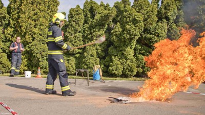 FOTO: Autonehoda, požár, vyproštění osob. Den se záchranáři si užily desítky dětí