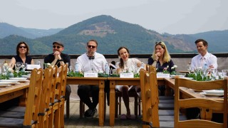 Dan Svátek (uprostřed) natočil Zápisník alkoholičky dle předlohy Michaely Dufkové (druhá zprava), ve filmu ji hraje Tereza Ramba (uprostřed). Foto: Ústecký kraj