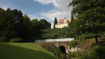 CHYSTÁ SE: Zámek Krásný Dvůr zve na komentované prohlídky zámeckým parkem