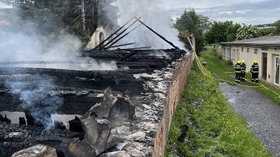 FOTO: V Běsně na Lounsku hořela stodola. Byl vyhlášen druhý stupeň požárního poplachu