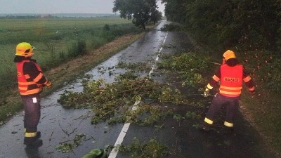 FOTO: Předpovídané bouřky dorazily do kraje. Hasiči během pár hodin vyjížděli k několika desítkám zásahů