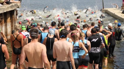 Na Nechranicích se sešli triatlonisté. Konal se tam tradiční Hopman triatlon