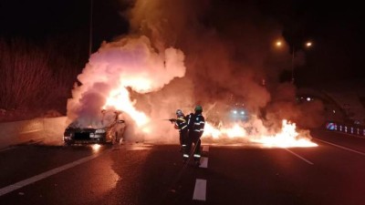 FOTO: Požár citroenu na dálnici nad Ústím, řidiče čekalo omezení dopravy