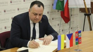 Volodymyr Chubirko se na krajském úřadě podepsal do knihy návštěv. Foto: Ústecký kraj