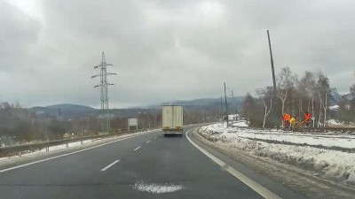 VIDEO: OD VÁS: Ze střechy náklaďáku létaly na řidiče kusy ledu