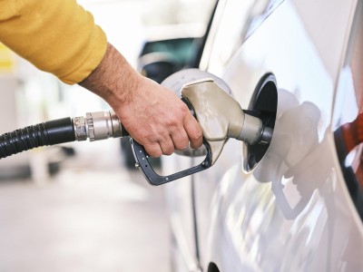 Ceny pohonných hmot letí opět prudce nahoru. Pocítí řidiči snížení spotřební daně z PHM?
