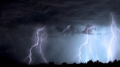 VÝSTRAHA: Na Ústecký kraj se ženou extrémně silné bouřky, kroupy a vítr. Meteorologové nevylučují ani tornáda