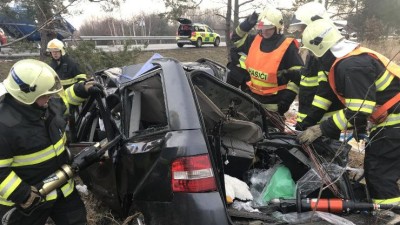 Tragická ranní nehoda na Litoměřicku. U Štětí narazilo auto do stromu, při nárazu vyhasl lidský život