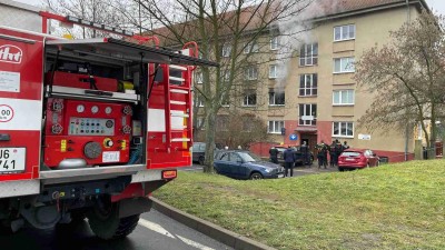 AKTUÁLNĚ/FOTO: V Žatecké ulici v Mostě hořel byt. Lidé opustili své byty před příjezdem hasičů