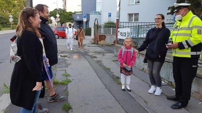 FOTO: I chodci mají povinnosti! Policisté u škol vysvětlují dětem základy bezpečného přecházení