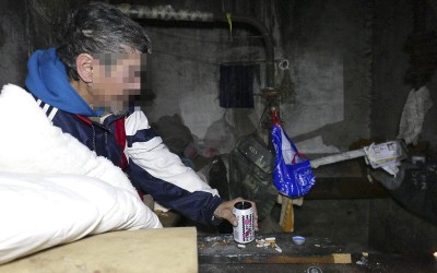 FOTOREPORTÁŽ: Takto žijí bezdomovci v horkovodu. Místo dveří deka a všude nepořádek