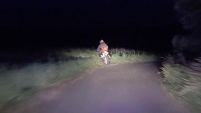 VIDEO: Motorkář na útěku se nehezky spletl. Policistům nezmizel ani v terénu