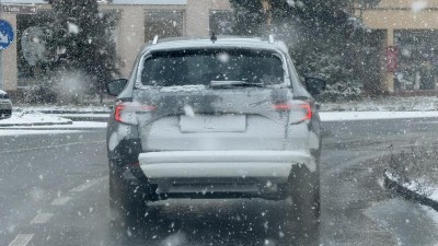 VIDEO: Sn&iacute;h na stře&scaron;e nen&iacute; jen estetick&aacute; vada. Řidičům za neoči&scaron;těn&eacute; auto hroz&iacute; pokuty i nebezpečn&eacute; nehody