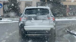 Takto po městě jezd&iacute; v těchto dnech mnoho aut. Jejich řidiči si koleduj&iacute; o pokutu. Foto: Oldřich H&aacute;jek