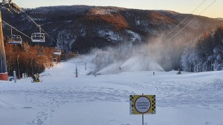 Lyžařský areál na Klínech souští Pomu, sjezdovku pod lanovkou ještě musí dál zasněžovat. Foto: Sport areál Klíny