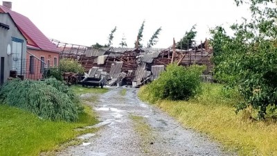 AKTUÁLNĚ / OBRAZEM: Na Podbořansku řádila silná bouře, v Blatně se mělo přehnat tornádo. Hasiči jsou na místě a zasahují