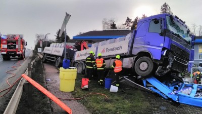 V Žatci narazil kamion do billboardu u benzínky. Z auta vyteklo zhruba 600 litrů nafty