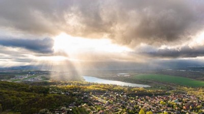 Severočesk&yacute; kraj v z&aacute;ři paprsků. Dramatick&yacute; sn&iacute;mek z Hněv&iacute;na připom&iacute;n&aacute;, v jak fotogenick&eacute;m regionu žijeme
