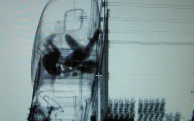 Velký rentgen objevil při zátahu celníků dva schoulené běžence. Našli i vepřové žaludky