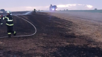 U Černčic hořelo pole. Hasiči požár zlikvidovali do několika desítek minut