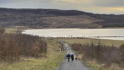 Zimní pohled na jezero Milada. Ano, fotografie byla opravdu pořízena v lednu. Foto: Oldřich Hájek