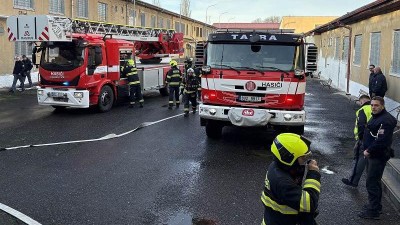 Zakouřen&eacute; cely a z&aacute;sah z plo&scaron;iny: Hasiči ze Žatce, Podbořan a Lubence cvičili ve věznic&iacute;ch